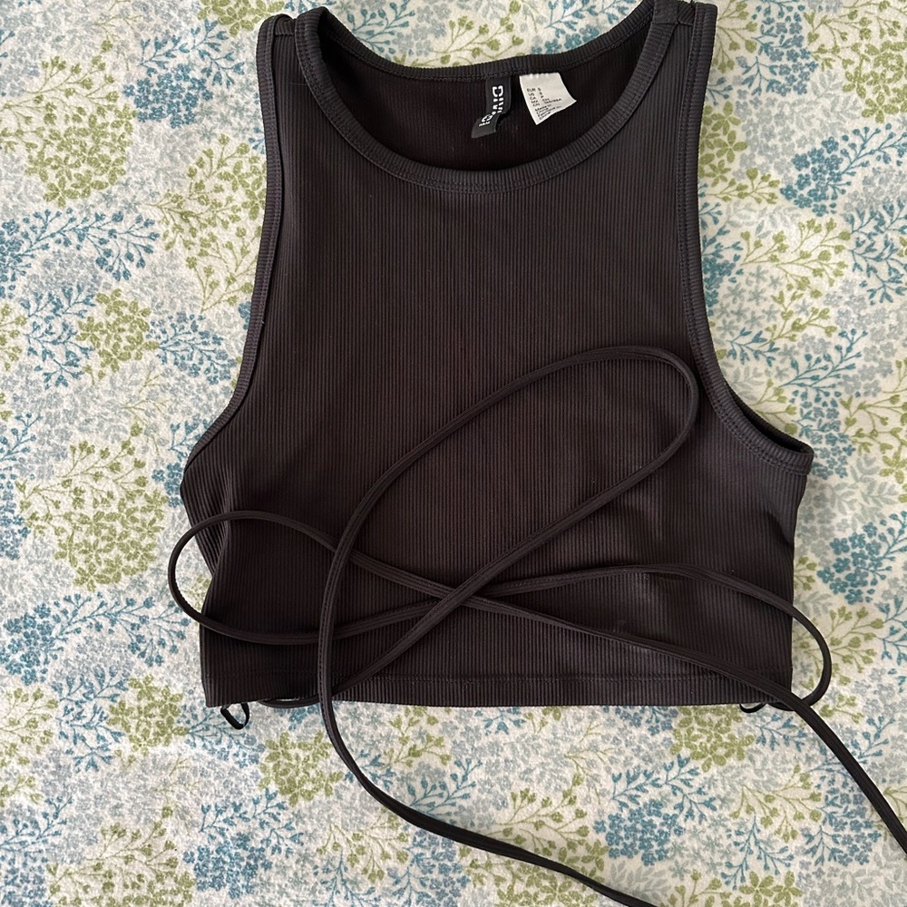 Strappy fitted crop top